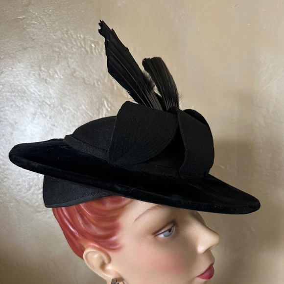 ORNATE 1940s\' BLACK FELT/VELVET FEDORA WITH FELT STRIPS + BLACK FEATHER \
